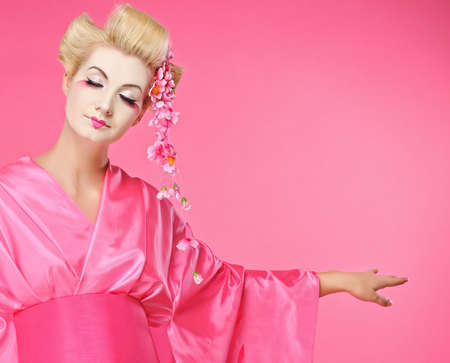  Beautiful dancing geisha 
の写真素材