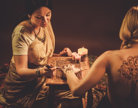 Drawing process of henna menhdi ornament on woman's handの写真素材