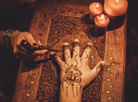 Drawing process of henna menhdi ornament on woman's handの写真素材