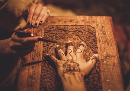 Drawing process of henna menhdi ornament on woman's handの写真素材