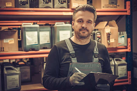 Storekeeper with manual pick list on a warehouse