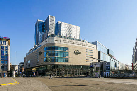 Coronavirus lockdown. Frankfurt, Germany. April 5, 2020. Shopping centre on the Zeil pedestrian area during quarantine. Long shot.のeditorial素材