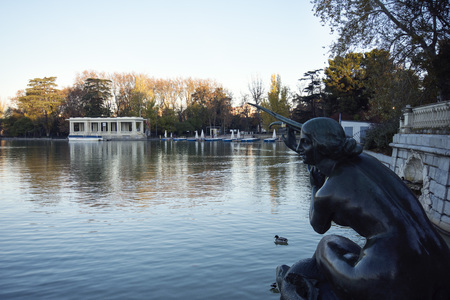Monument and Lake Parque del Retiro Madridのeditorial素材