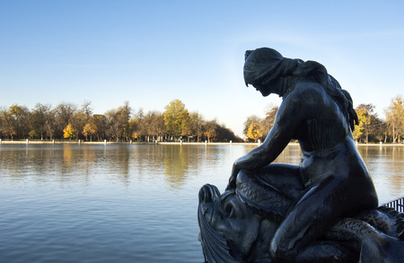 Monument and Lake Parque del Retiro Madridの写真素材