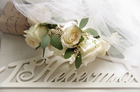 white roses, wedding bouquetの写真素材