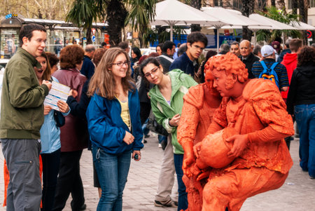 Two human statues and the amazement of the people on the street. Madrid, Spainのeditorial素材