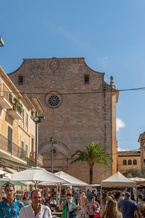 Santanyi, Spain; September 04 2021: General view of the weekly street market in the Majorcan town of Santanyi. Tourists wearing face masks due to the Coronavirus pandemic. New normality after Covid-19のeditorial素材