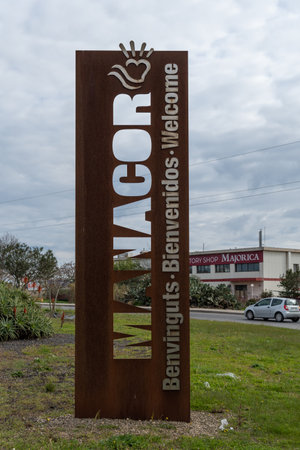 Manacor, Spain; january 20 2022: Metallic welcome sign in four languages, from the Majorcan town of Manacor, Spainのeditorial素材