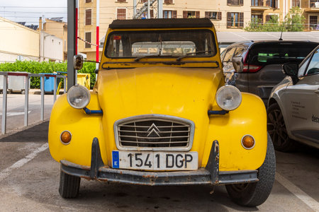 Manacor, Spain; july 21 2023: Yellow Citroen 2 CV car, parked on the street. Manacor, island of Majorca, Spainのeditorial素材