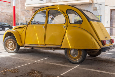Manacor, Spain; july 21 2023: Yellow Citroen 2 CV car, parked on the street. Manacor, island of Majorca, Spainのeditorial素材