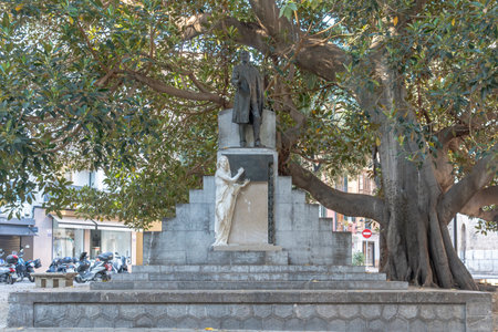 Palma de Mallorca, Spain; august 06 2023: Bronze public sculpture in homage to the Majorcan politician Antonio Maura. Palma de Majorca, Spainのeditorial素材