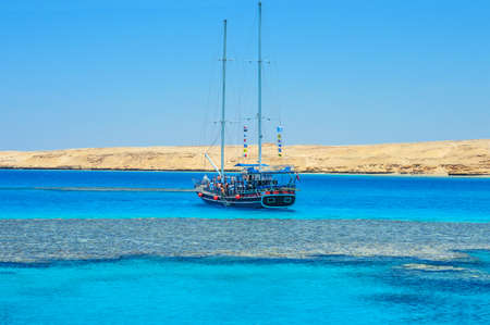 2013-06-24 sailboat with tourists off the coast of the island of Tiran, near the coral reef, this place is popular, and frequented by tourists because of the beauty of the sea, and the diversity of underwater flora and fauna.のeditorial素材