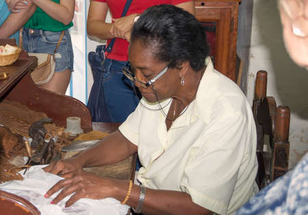 2015-12-05 Specialist in the production of cigars, shows tourists the process of their manufacture in manual. Havana, Cubaのeditorial素材