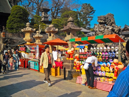 Shop stalls alongside a walkway to Narita temple, during a festival.の素材