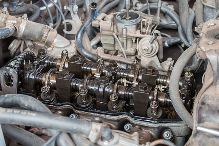 Old engine open valve cover for repair
