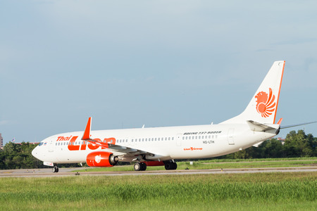 UDONTHANI, THAILAND - AUGUST 12, 2015:Air plane HS-LTH Boeing 737-900ER of Lion Air landingt at Udonthani International Airport Thailand.のeditorial素材