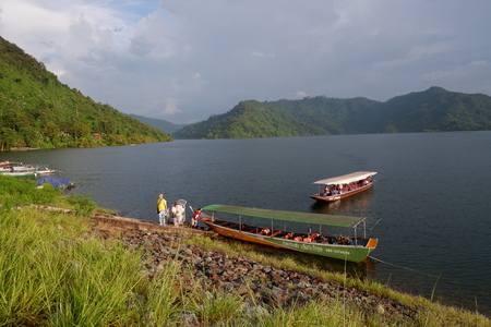 Boat docking at Khun Dan Prakan Chon Dam, Nakhon Nayok Thailand.のeditorial素材
