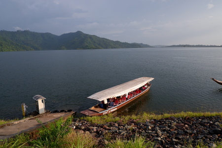 Boat tour docking at dam reservoir over Khun Dan Prakan Chon Dam, Nakhon Nayok Thailand.のeditorial素材