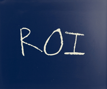"ROI" handwritten with white chalk on a blackboard.の写真素材