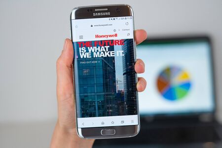 Barcelona / Spain 06 10 2019: Honeywell web site on mobile phone screen. Mobile version of Honeywell company web page on smartphone. Official web page of Honeywellのeditorial素材