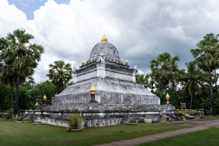 Wat visounnarath stupa in luang prabang laosの写真素材