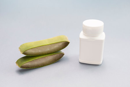Green Fresh Juicy Aloe Vera Slice With White Plastic Bottle Of Medicine, Herbal Capsule, Pills, Vitamins On Blue Background. Pharmacy, Cosmetics, Natural Medicine, Product. Horizontal Plane, Closeupの写真素材