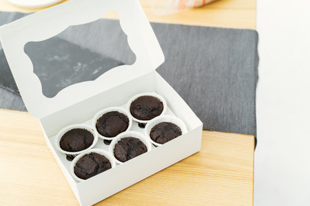 Decorating the cake with cream. Using a culinary bag, a confectioner makes cupcakes for a party. Shot of female hands applying butter cream on delicious cakes, home baking conceptの写真素材