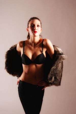 Portrait of a beautiful young sexy woman wearing fur
の写真素材