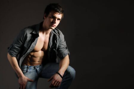 Young man. On dark background.

の写真素材
