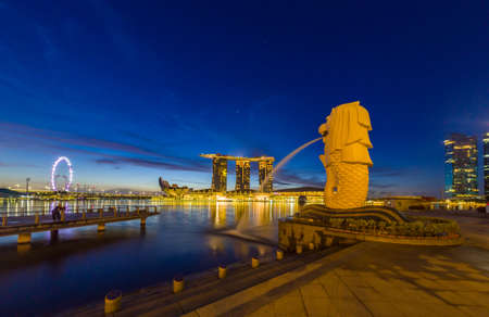 SINGAPORE CITY SINGAPORE: FEBRUARY 15 2020: Singapore Merlion Park downtown Singapore  business district at sunriseのeditorial素材