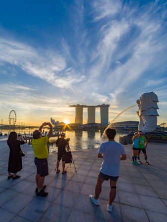 SINGAPORE CITY SINGAPORE: FEBRUARY 15 2020: Singapore Merlion Park downtown Singapore  business district at sunriseのeditorial素材