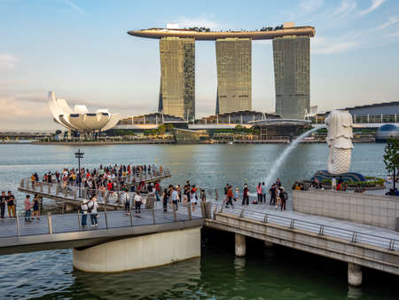SINGAPORE CITY SINGAPORE: FEBRUARY 15 2020: Singapore Merlion Park downtown Singapore  business districtのeditorial素材