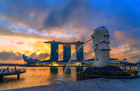 SINGAPORE CITY SINGAPORE: FEBRUARY 13 2020: Singapore Merlion Park downtown Singapore  business district at sunriseのeditorial素材