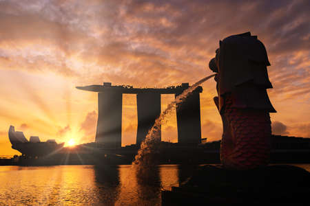 SINGAPORE CITY SINGAPORE: FEBRUARY 12 2020: Singapore Merlion Park downtown Singapore  business district at sunriseのeditorial素材