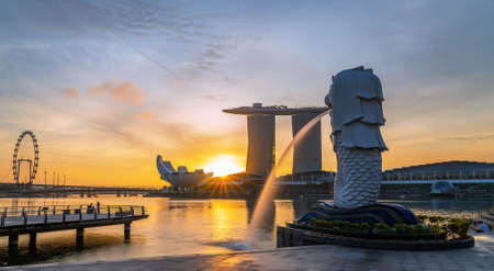 SINGAPORE CITY SINGAPORE: FEBRUARY 12 2020: Singapore Merlion Park downtown Singapore  business district at sunriseのeditorial素材