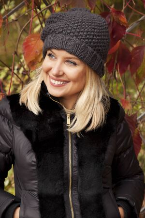 Young woman in the autumn parkの写真素材