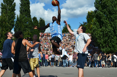 Basketball Players in Berlins Mauerpark with Crowd in Background, nice summer dayのeditorial素材
