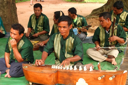 SIEMREAP, KHMER REPUBLIC - NOVEMBER 6 : The unidentified music band is performing old Khmer music and waiting for money donation from the tourists that passing by on November 6, 2011 at Banteay Srey, Siemreap, Khmer Republic.のeditorial素材