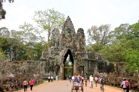 SIEMREAP, KHMER REPUBLIC - NOVEMBER 6 : The unidentified group of tourists are traveling in Angkor Thom, one of Khmer ancient sanctuaries on November 6, 2011 at Angkor Thom, Siemreap, Khmer Republic.のeditorial素材