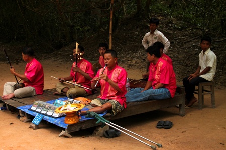 SIEMREAP, KHMER REPUBLIC - NOVEMBER 6 : The unidentified group of artists in traditional music band ' s  victim of land mine are performing in Khmer song on November 6, 2011 at Ta Prohm Temple, Siemreap, Khmer Republic.のeditorial素材