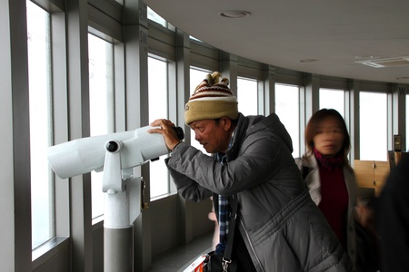CENTRAL SEOUL, KOREA - NOVEMBER 27 : The unidentified man is seeing view on November 27, 2011 at Namsan Seoul Tower, Central Seoul, Korea.のeditorial素材