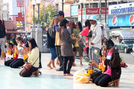 KORAT, THAILAND - JANUARY 16 : The unidentified Buddhists are worshiping sacred item and making religious merit on January 16, 2012 at Thao Suranari monument plaza, Korat, Thailand.のeditorial素材