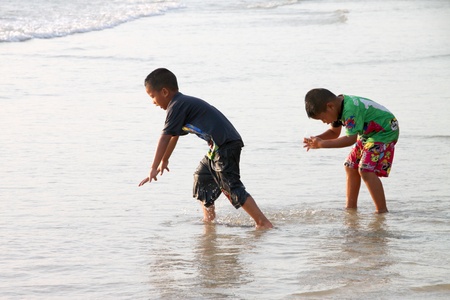 CHANTA BURI, THAILAND - FEBRUARY 1 : The unidentified children are playing on the beach on February 1, 2012 at Chao Lhao Beach, Chanta Buri, Thailand.のeditorial素材