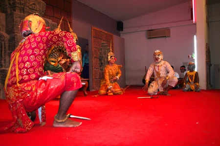 SIEMREAP, KHMER REPUBLIC - FEBRUARY 10 : The unidentified Khmer Dancers are performing on February 10, 2012 at Tonle Sap Restaurant, Siemreap, Khmer Republic.のeditorial素材