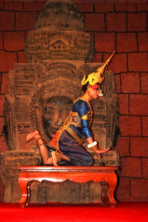 SIEMREAP, KHMER REPUBLIC - FEBRUARY 10 : The unidentified Khmer Dancer is performing on February 10, 2012 at Tonle Sap Restaurant, Siemreap, Khmer Republic.のeditorial素材
