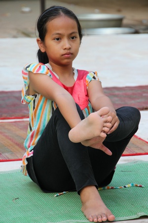 SIEMREAP, KHMER REPUBLIC - FEBRUARY 10 : The unidentified orphan and vulnerable girl is in traditional music class on February 10, 2012 at Salvation Center Cambodian, Wat Tep Pothivong (Wat Thmey), Siemreap, Khmer Republic.のeditorial素材