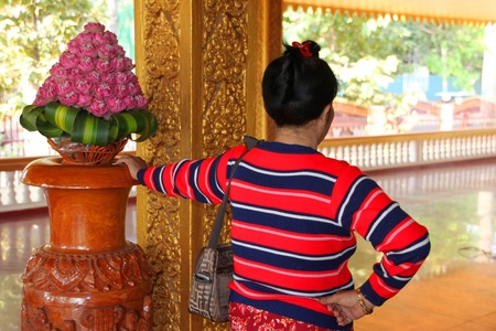 SIEMREAP, KHMER REPUBLIC - FEBRUARY 12 : The unidentified woman is selling religious offerings and flowers on February 12, 2012 at City Pillar, Siemreap, Khmer Republic.のeditorial素材