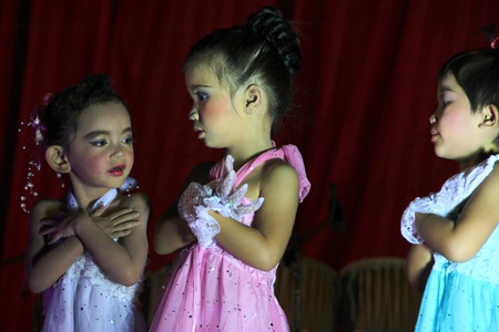 PAYAKKAPHUMPHISAI, MAHASARAKHAM, THAILAND - MARCH 11 : The unidentified children are performing modern dance in the end of semester Iam Suk school party on March 11, 2012 at city hall plaza, Payakkaphumphisai, Mahasarakham, Thailand.のeditorial素材