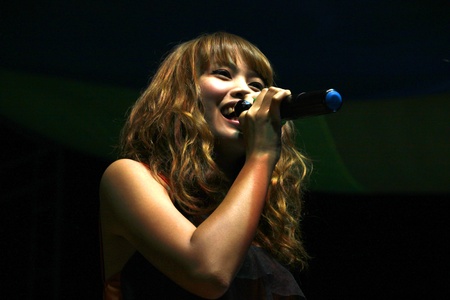 NACHAUK, MAHASARAKHAM, THAILAND - MARCH 17 : The unidentified woman is singing in song contest on March 17, 2012 at city hall plaza, Nachauk, Mahasarakham, Thailand.のeditorial素材