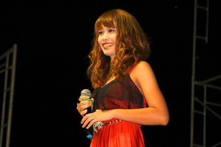 NACHAUK, MAHASARAKHAM, THAILAND - MARCH 17 : The unidentified woman is singing in song contest on March 17, 2012 at city hall plaza, Nachauk, Mahasarakham, Thailand.のeditorial素材